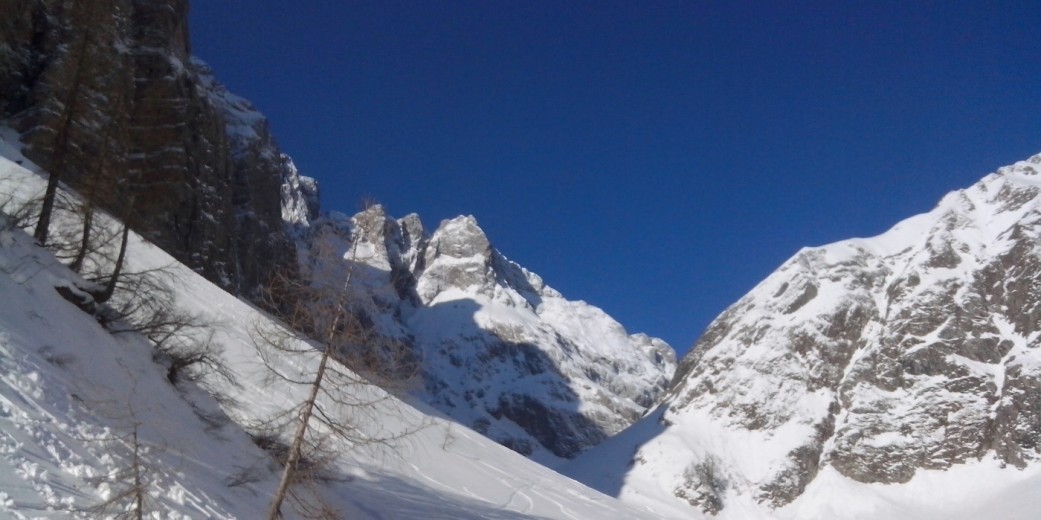 Blick ins Valentintal mit Kellerwand