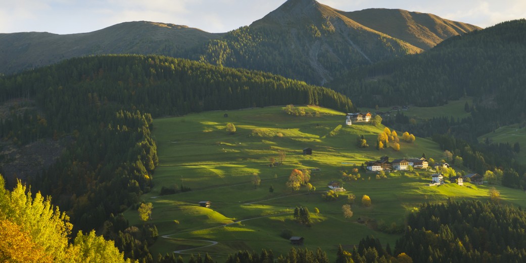 Lumkofel (2.287 m) mit der Ortschaft Tscheltsch