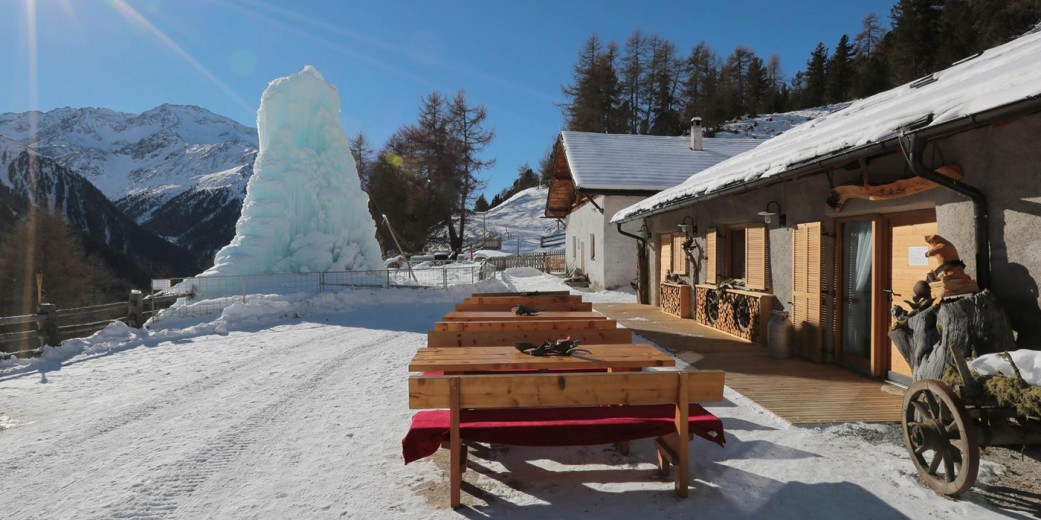 Auf der Matscher Alm an einem herrlichen Wintertag.Im Winter gibt es einen Eiskletterturm.