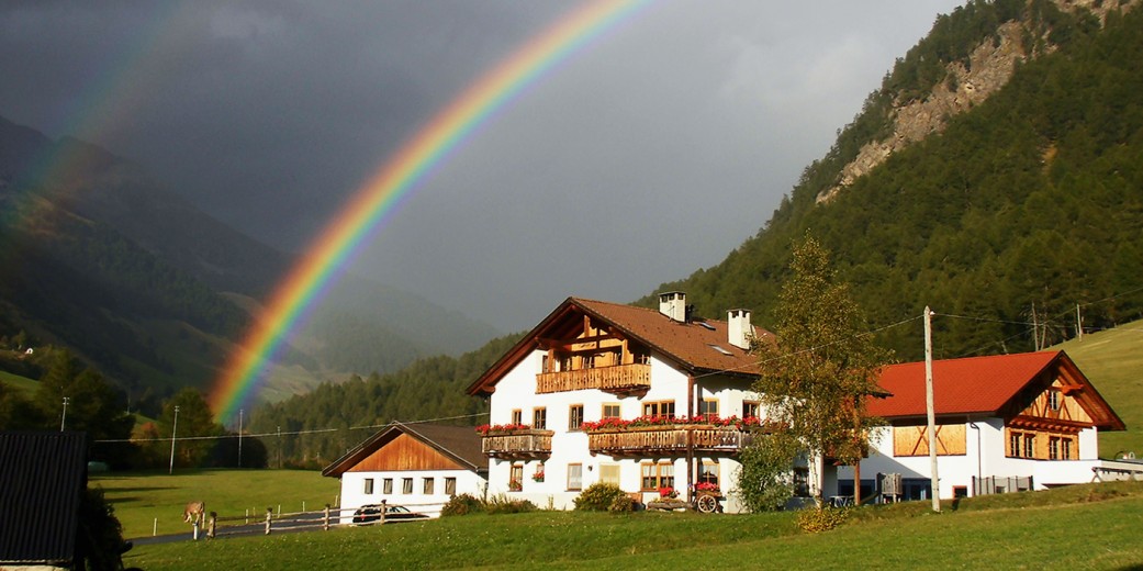 Der Tumpaschin-Hof und Regenbogen