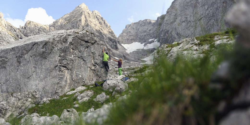 Bouldern bei beeindruckender Szenerie von Blaueisspitze und Hochkalter