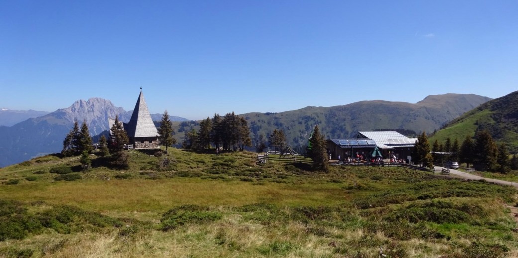 Die Zollnersee-Hütte mit Friedenskapelle