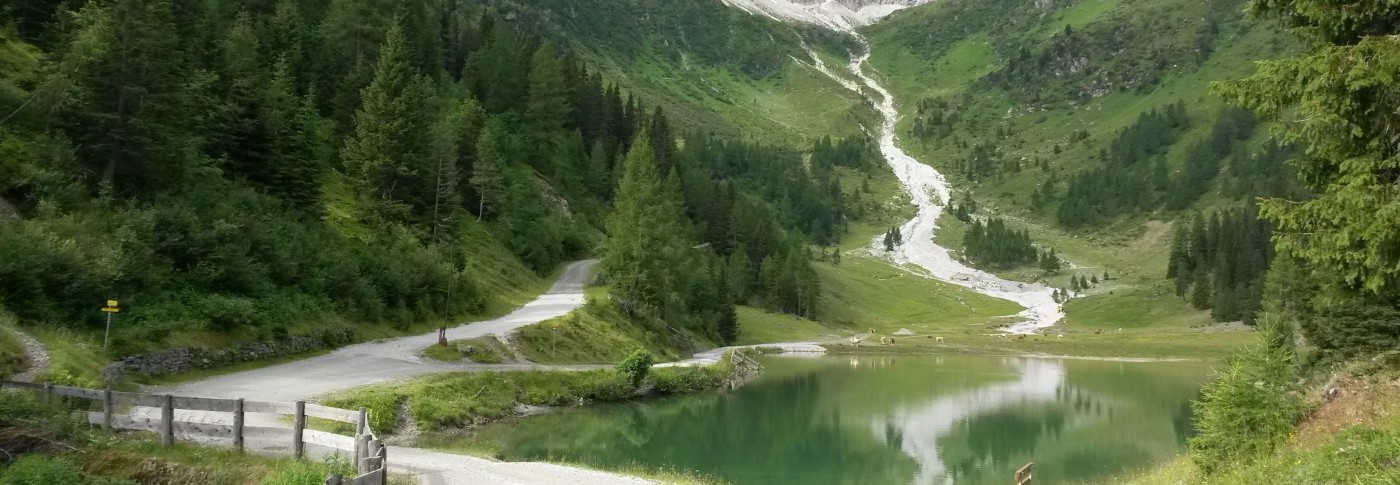 Der Klapfsee (1.675 m) im Dorfertal mit Blick auf Porze-Nordwand