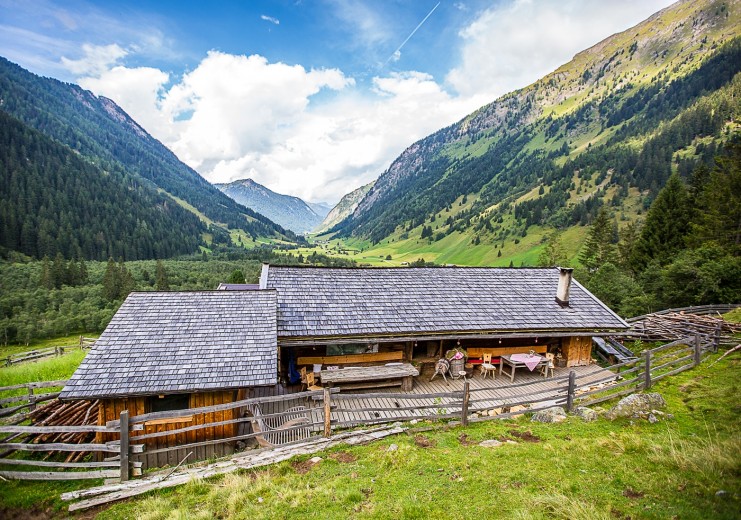 Helgas Alm und Blick ins Valsertal