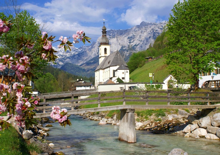 Das Bergsteigerdorf Ramsau mit der berühmten Kirche